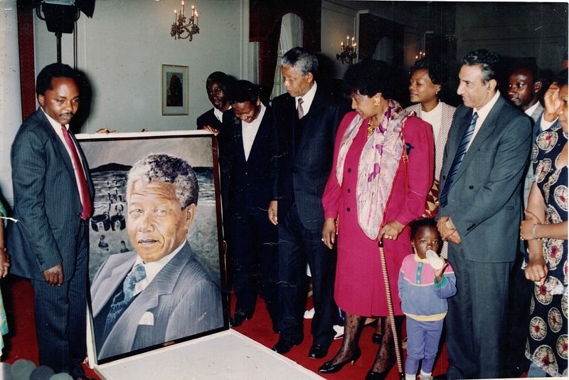 Leonard Kateete presents his portrait to Nelson and Winnie Mandela on 14th July 1990.